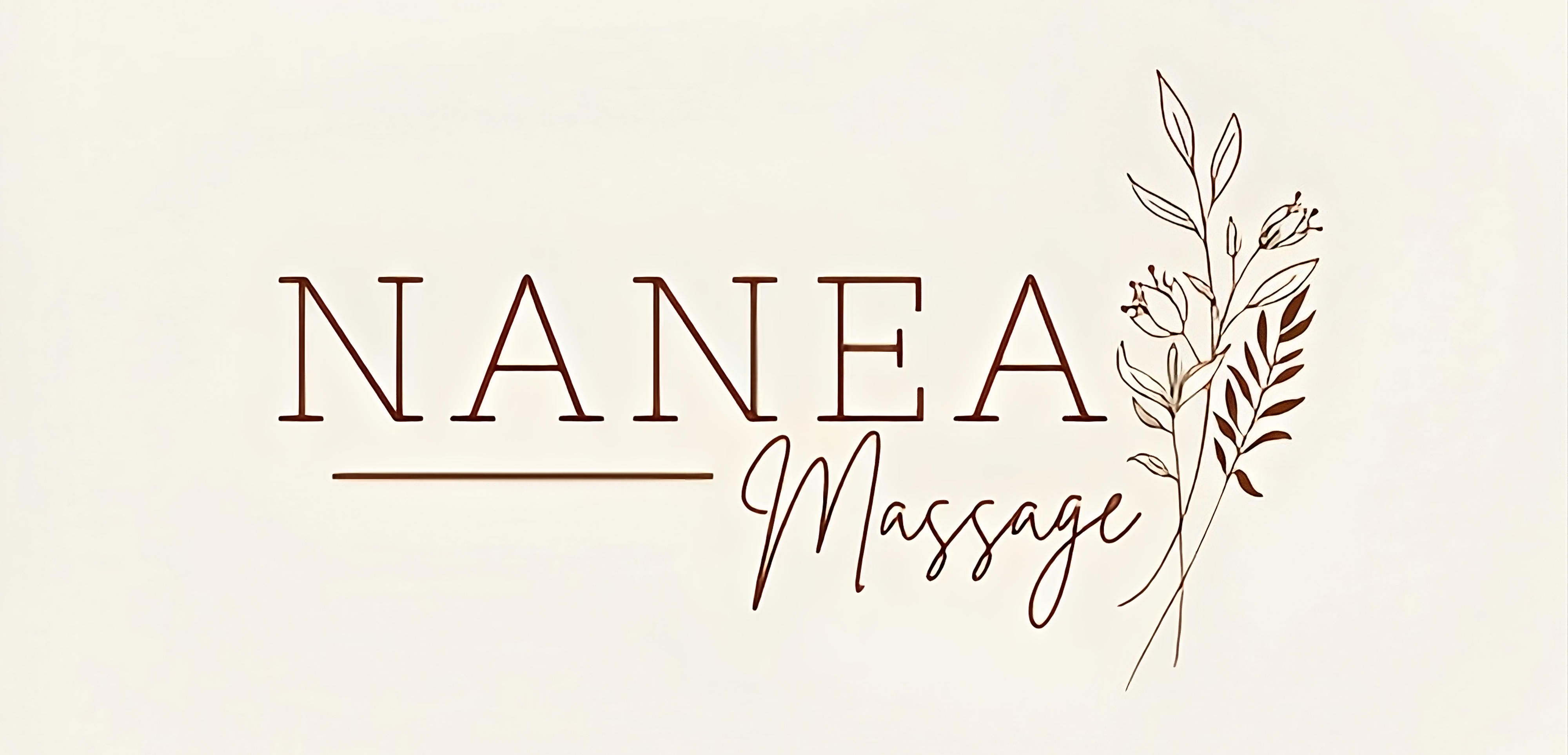 Das Bild zeigt das Logo von "Nanea Massage". Der Schriftzug "Nanea Massage" ist in einer eleganten, braunen Schrift gestaltet. Rechts daneben befindet sich eine filigrane Illustration von Pflanzen und Blättern. Der Hintergrund ist in einem sanften Cremeton gehalten, was dem Logo einen beruhigenden und natürlichen Look verleiht.