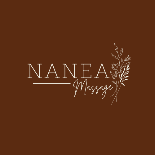 Das Logo von Nanea Massage zeigt eine elegante Kombination aus weißem Text auf einem warmen, braunen Hintergrund. Die Schriftzüge "Nanea" und "Massage" sind fein gestaltet und durch dezente, florale Elemente ergänzt. Diese visuelle Darstellung vermittelt ein Gefühl von Ruhe und Entspannung, passend zum Wohlfühlambiente eines Massagesalons.